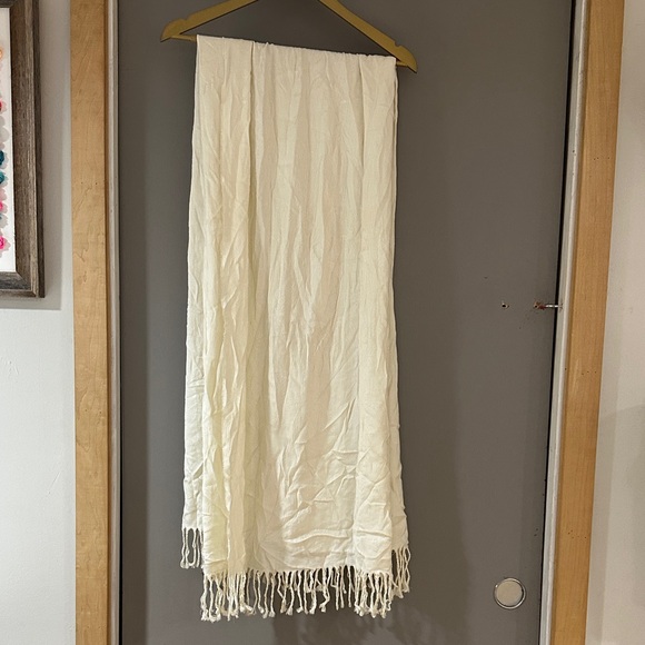 Made in Italy Ivory Textured XL Scarf with Fringe – Oversized Wrap - Picture 4 of 8